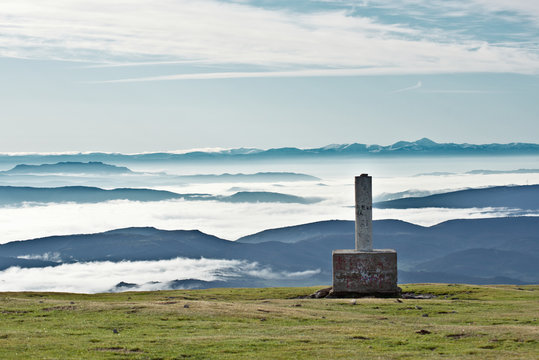 Cima del monte gorbea con vistas a Cantabria