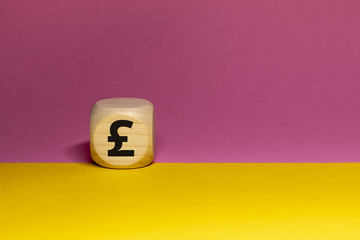 Pictogramme de livre sterling sur cube en bois