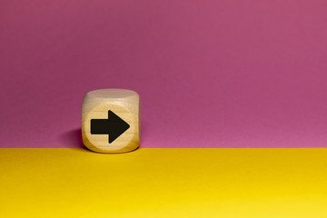 Pictogramme de flèche droite sur cube en bois