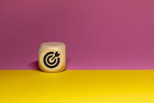 Pictogramme de cible sur cube en bois