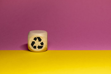 Pictogramme de recyclage / écologie sur cube en bois