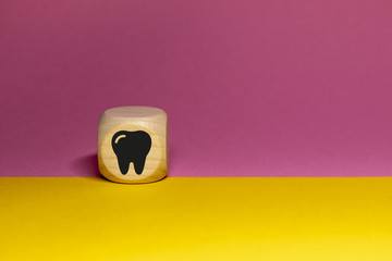 Pictogramme de dent sur cube en bois