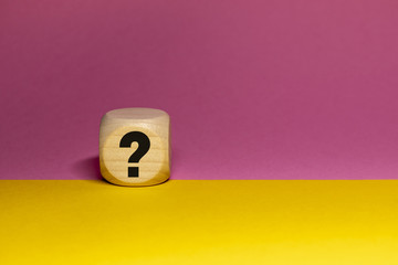 Pictogramme de point d'interrogation sur cube en bois
