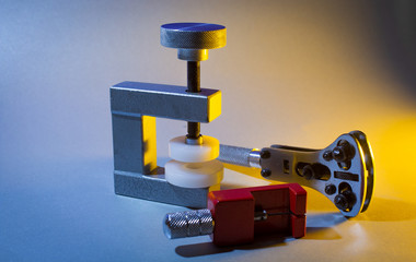 Mini vice to screw on watch lid