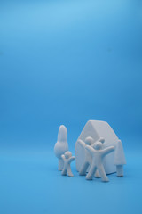 Obraz premium 喜ぶ家族と家 縦位置 青背景