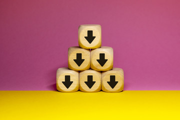 Pictogrammes de flèches vers le bas sur cubes en bois