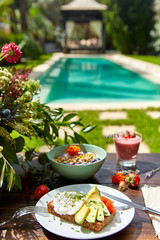 Desayuno completo y sano en entorno natural.