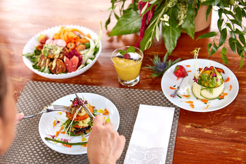 Comiendo platos saludables en un entorno natural.