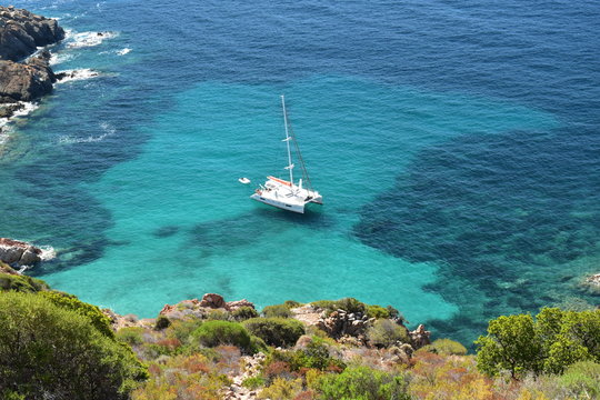 Catamaran dans l'anse Cala di Palu, Capo Rosso en Corse