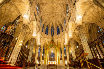 Fototapeta na wymiar St. Patrick's Cathedral standing near 5th Avenue in Manhattan , New york city