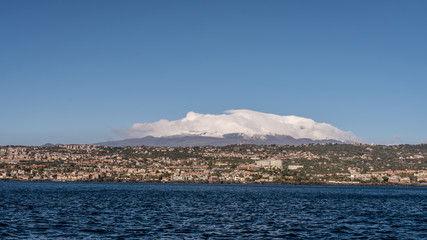 Katania, Sycylia - widok na wulkan Etna od strony morza © BlackMediaHouse