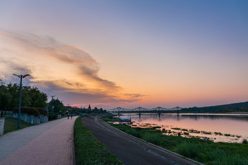 Bulwary o zachodzie we Włocławku.