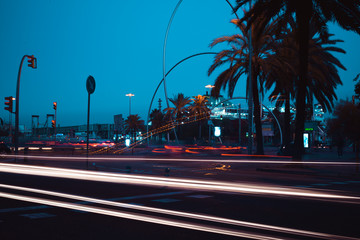Obraz premium larga exposición coches carretera de noche 