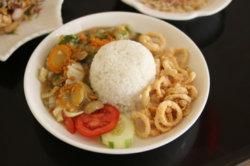Crispy squid rice served with vegetables