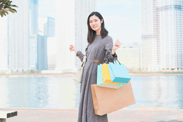 たくさんの買い物袋を抱える女性