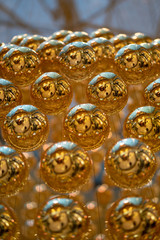 Weihnachtsbaum mit Christbaumkugeln an Weihnachten