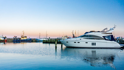 Naklejka na ściany i meble Luxus Yacht im Hafen