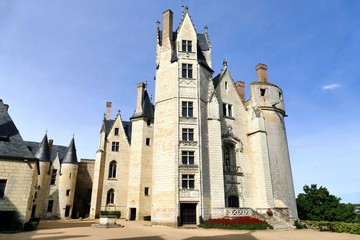 Façade du château de Montreuil-Bellay et logis des chanoines