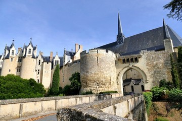 L’entrée et les remparts du château de Montreuil-Bellay