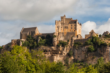 Fototapeta na wymiar alte Burganlage Schloss Burg oberhalb der Dordogne Frankreich