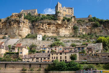 Fototapeta na wymiar historische Stadt mit Burg an der Dordogne Frankreich Felsenwohnungen