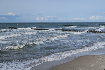 Strand mit Buhnen im Ostseebad Ahrenshoop auf Fischland