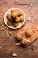 Obraz na płótnie Canvas sweet Dink laddu also known as Dinkache ladoo or gond ke laddoo made using edible gum with dry fruits 