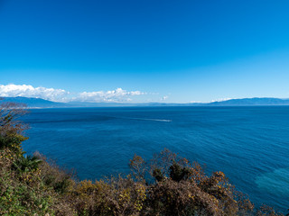 冬晴れの青空が広がる駿河湾の風景　静岡県薩埵峠　12月