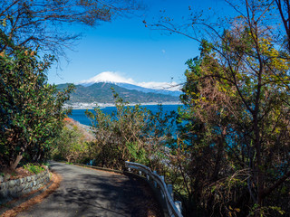 冬晴れの青空が広がる静岡県薩埵峠からの富士山と駿河湾　12月	