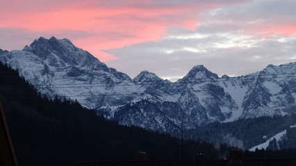 Sonnenuntergang über den schneebedeckten Alpen