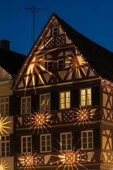 Weihnachlich beleuchtete Hausfassaden in Öhringen