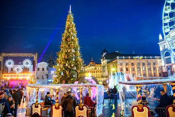 Fototapeten Weihnachtsbaum, Riesenrad und traditioneller Weihnachtsmarkt auf dem Kontraktova-Platz in Kiew, Ukraine. Dezember 2019 © vlamus