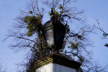 Lampe mit Darstellung einer Menora am Alten Jüdischen Friedhof von Breslau