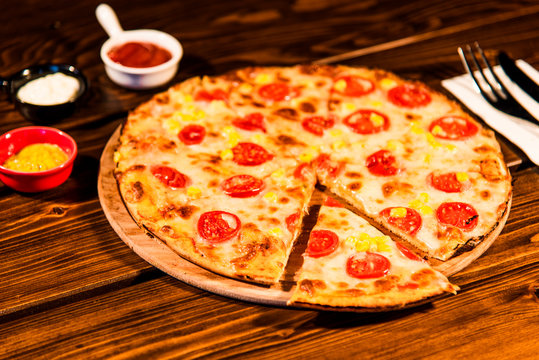 pizza with ham and cheese