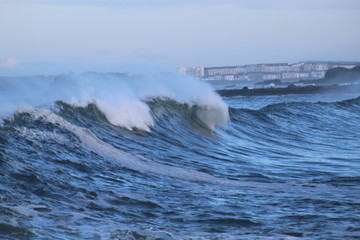 Vagues sur la côte de Portstewart
