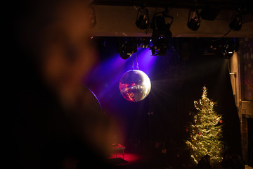Frau in der Weihnachtszeit