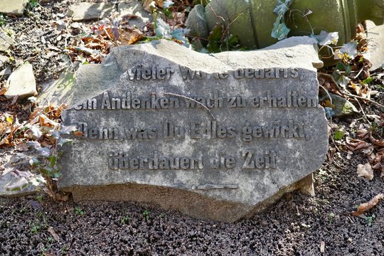 Bruchst&uuml;ck eines j&uuml;dischen Grabsteins mit deutscher Inschrift (Breslau)