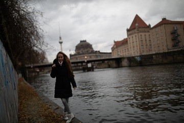 Fototapeta premium Frau in Berlin Stadt