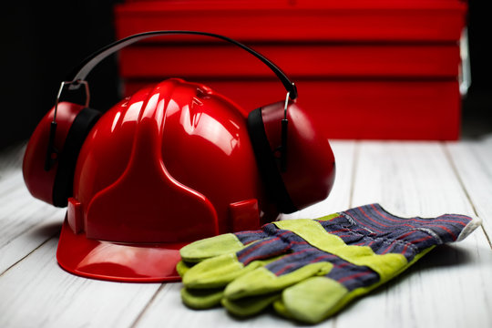 Czerwony hełm budowlany oraz akcesoria ochronne
