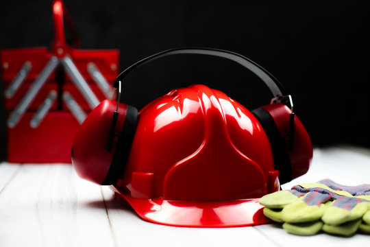 Czerwony hełm budowlany oraz akcesoria ochronne