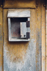 une vieille boîte aux lettres abandonnée