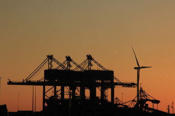 Obraz premium An industrial sunset