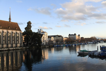 Fototapeta premium Advent in Zürich; Limmatufer mit Wasserkirche