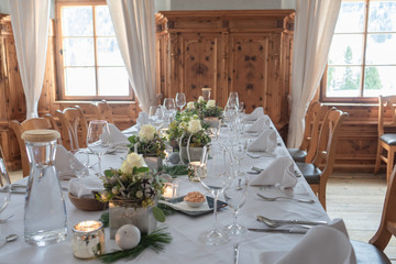 Gedeckte Hochzeitstafel mit Blumen