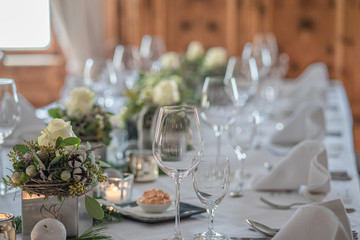 Tafel mit Blumendekoration und Gedeck