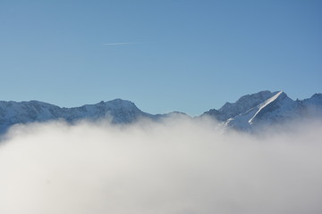Fototapeta na wymiar Ein schöner wintertag in den bayerischen Alpen mit sonne und Wolken