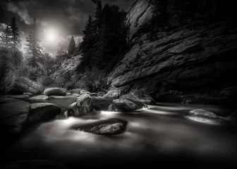 Photo sur Aluminium Noir et blanc Scène en noir et blanc d& 39 une rivière de montagne dans les montagnes Rocheuses du Colorado. Il s& 39 agit d& 39 une longue exposition, la rivière est donc lisse et soyeuse.