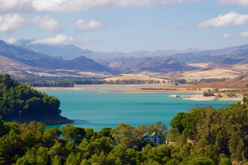 Fototapeta na wymiar lac turquoise près d'antequerra en andalousie