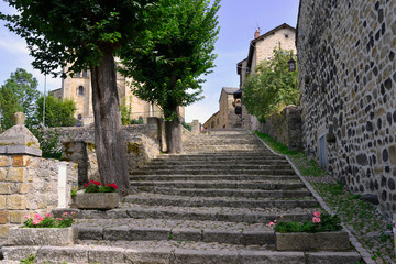 Escalier de l'église de Saint-Julien Chapteuil (43260), département de la Haute-Loire en région...