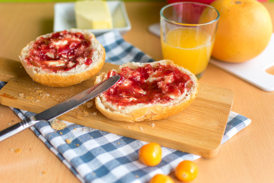 Br&ouml;tchen mit Butter und Erdbeermarmelade zum Fr&uuml;hst&uuml;ck